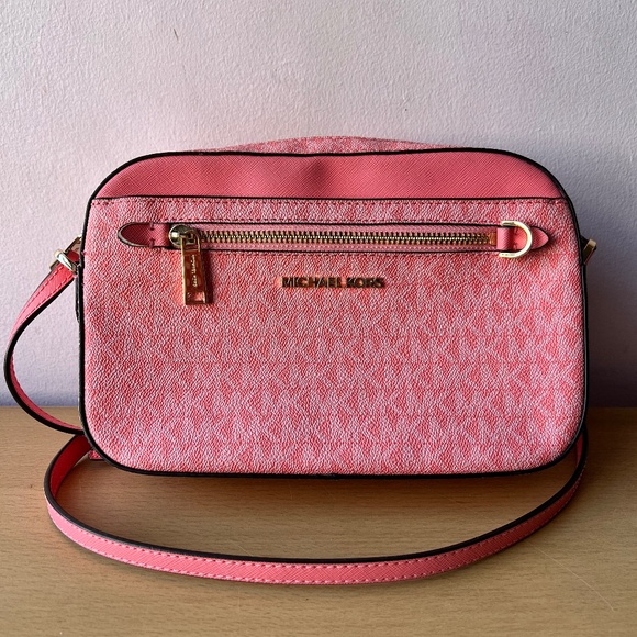 MICHAEL KORS PINK JET SET LOGO CAMERA CROSSBODY BAG GOLD HARDWARE PERFECT SIZE - Picture 1 of 16